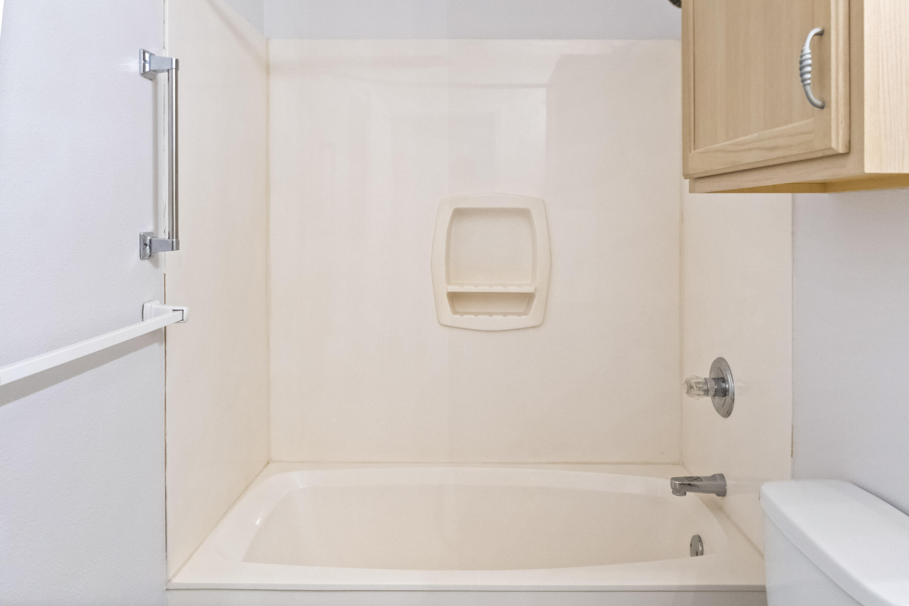 56 Kimberly Ann Drive Santa Rosa Beach, FL 32459 - Photo 28 of 39 a bathroom with a bathtub