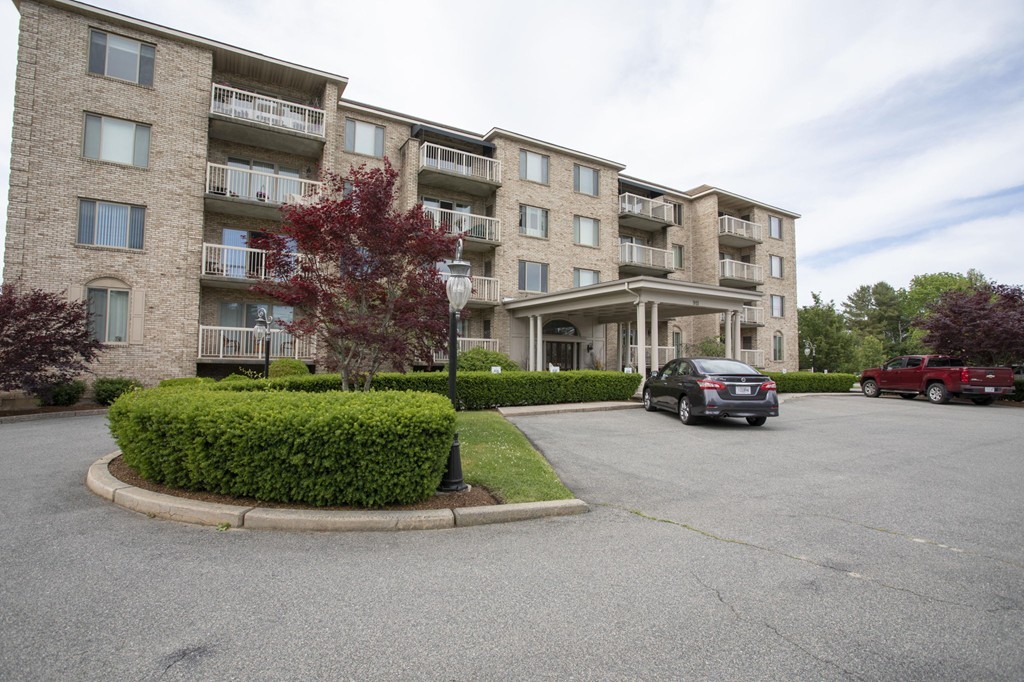 915 Hathaway Road, Unit 407 New Bedford, MA 02740 - Photo 4 of 39