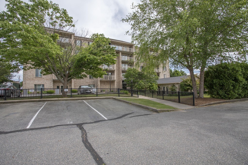 915 Hathaway Road, Unit 407 New Bedford, MA 02740 - Photo 6 of 39