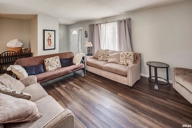 $1,999 | 3625 34th Street, Moline, IL 61265