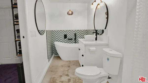 a view of entryway with outdoor area