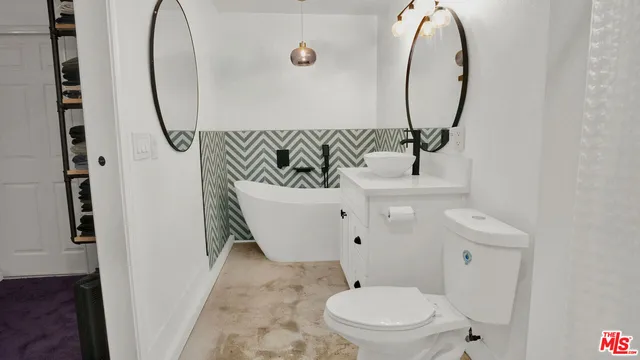 a view of entryway with outdoor area