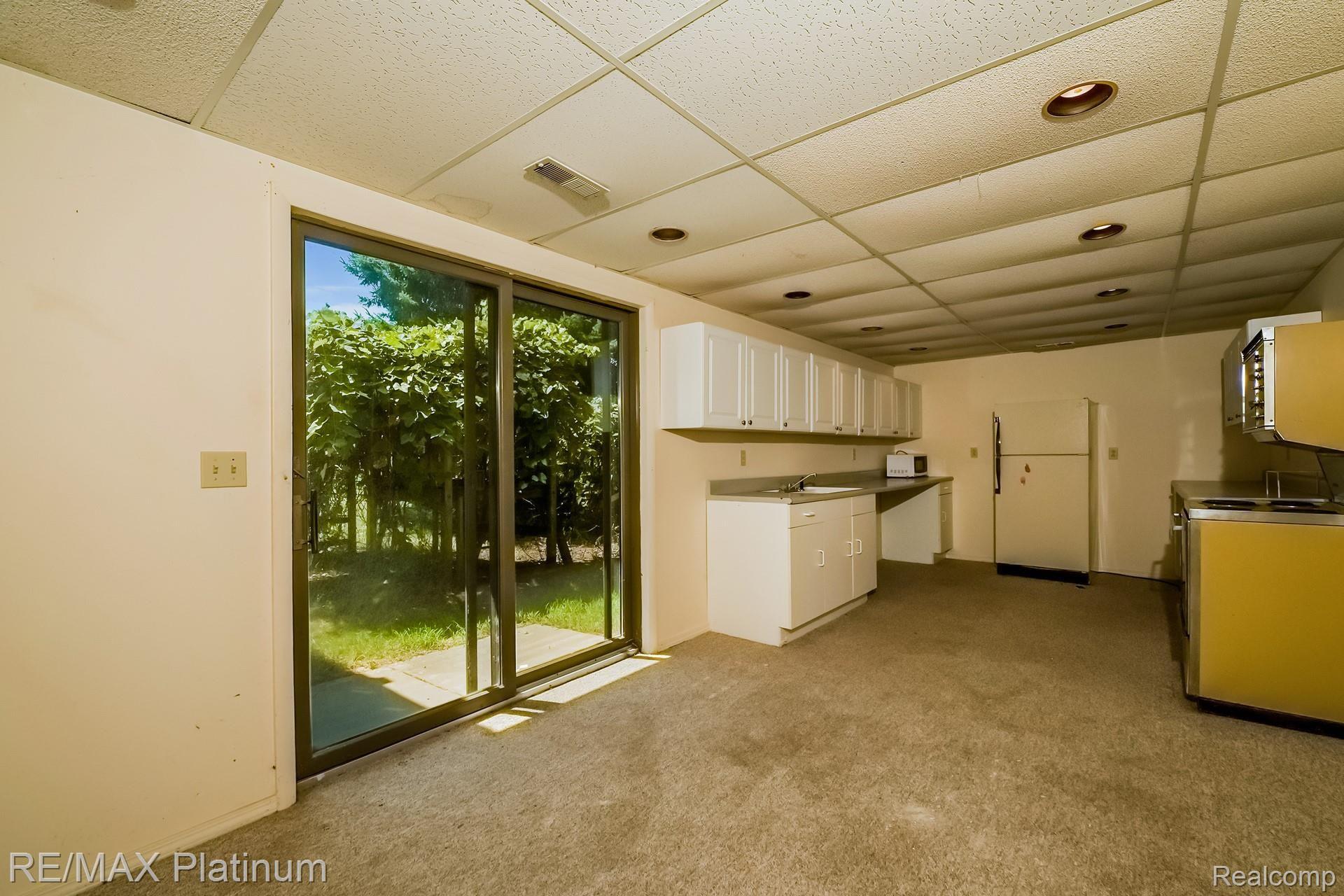 9262 Townley Road Fenton, MI 48430 - Photo 19 of 65 018-photo-kitchenette-8522401.jpg