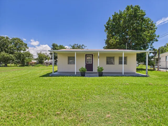 a view of a house with backyard and garden