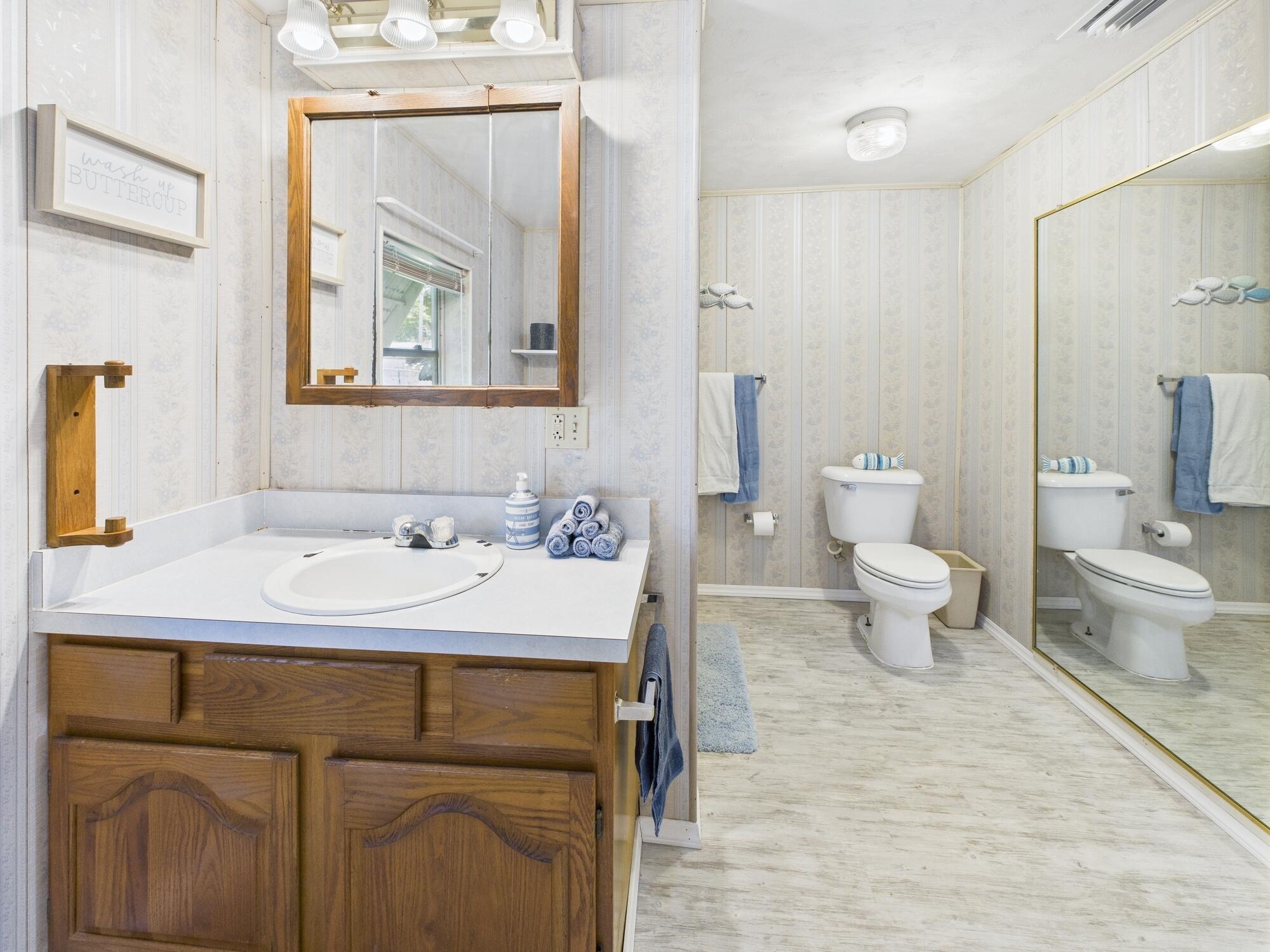 3302 Southeast 34th Avenue Okeechobee, FL 34974 - Photo 21 of 54 a bathroom with a toilet sink and mirror