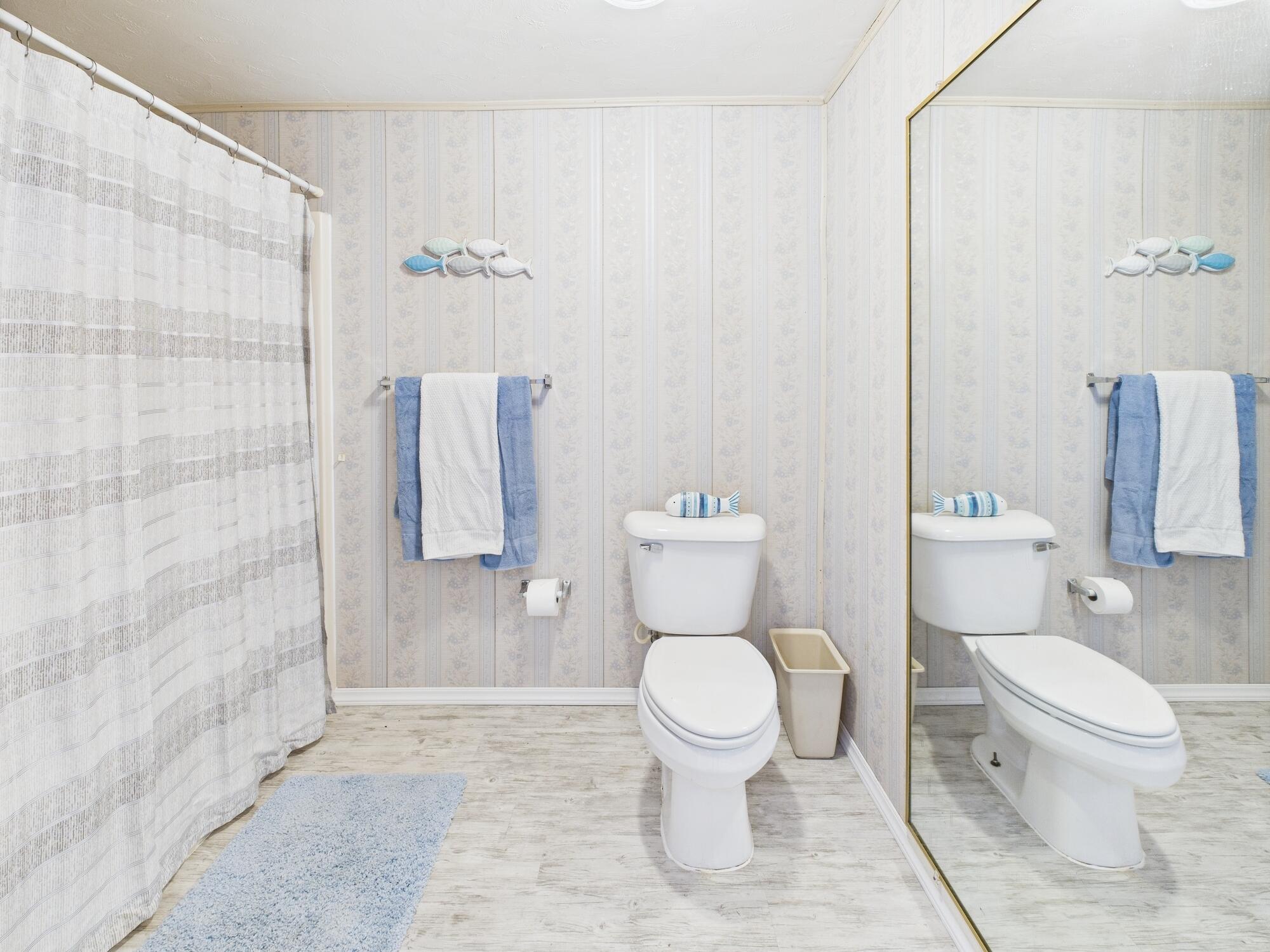 3302 Southeast 34th Avenue Okeechobee, FL 34974 - Photo 22 of 54 a bathroom with a toilet a sink and shower