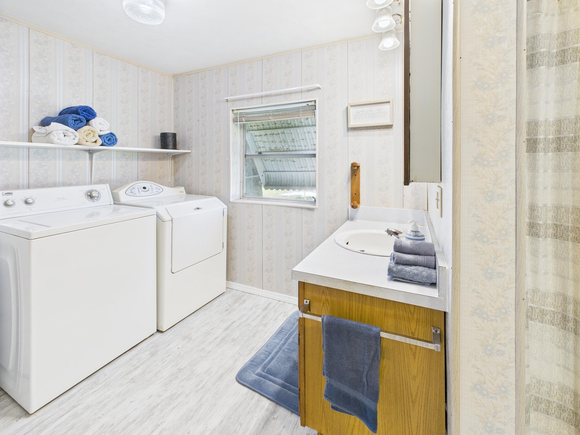 3302 Southeast 34th Avenue Okeechobee, FL 34974 - Photo 24 of 54 a utility room with dryer and washer