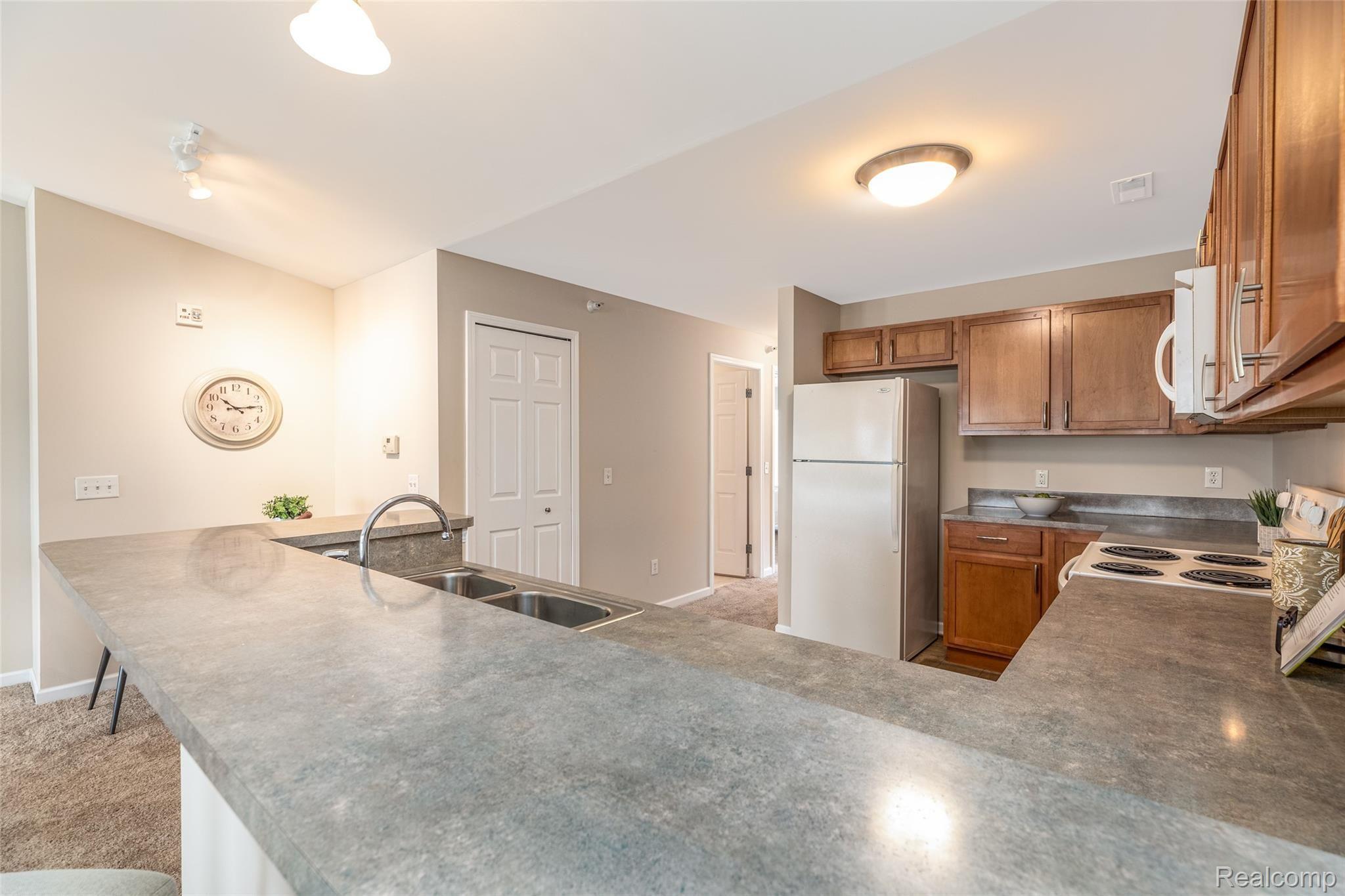 444 Hilton Road, Unit 112 Ferndale, MI 48220 - Photo 13 of 25 13.Kitchen