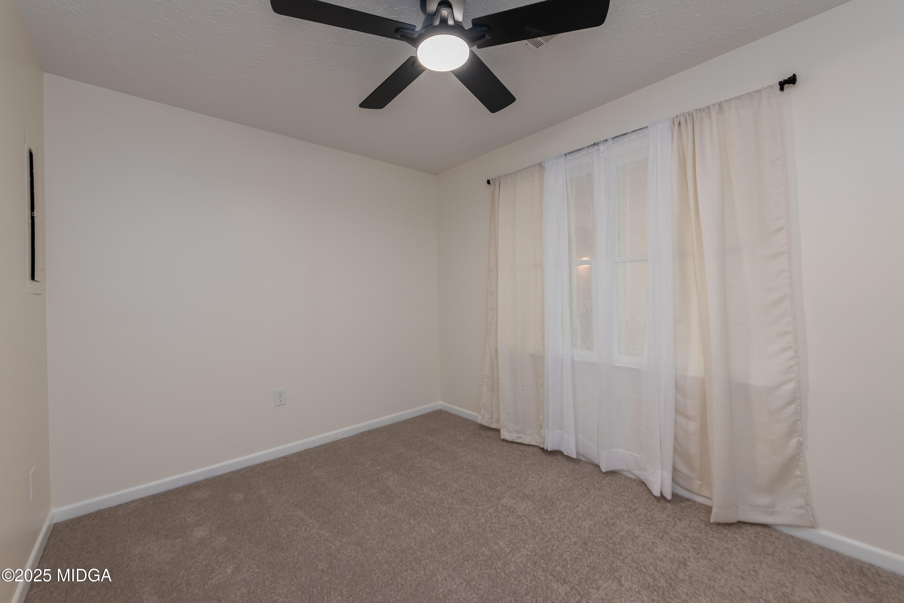 139 Old Oak Road Byron, GA 31008 - Photo 18 of 59 a view of an empty room and kitchen
