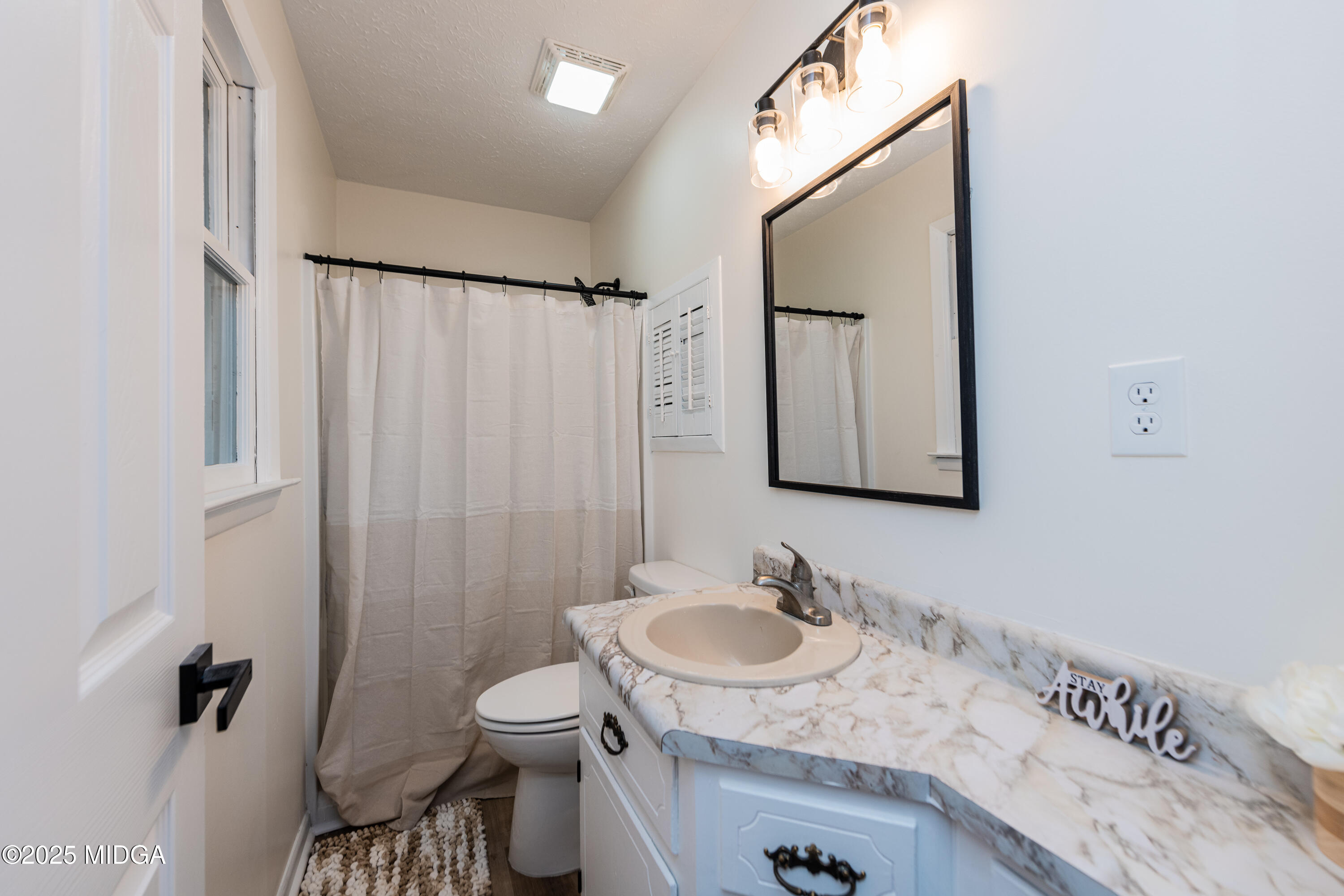 139 Old Oak Road Byron, GA 31008 - Photo 2 of 59 a bathroom with a sink toilet and shower