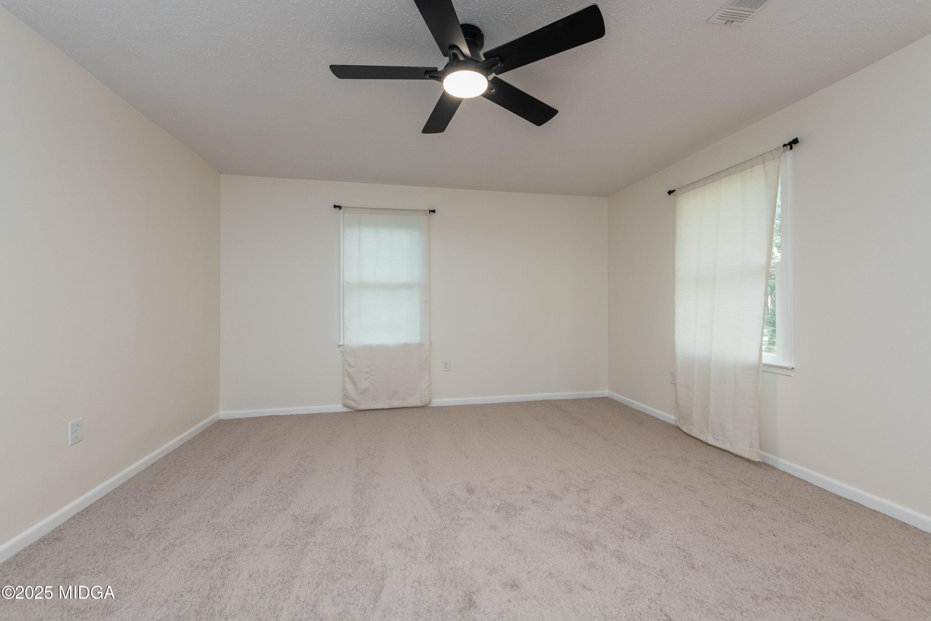 139 Old Oak Road Byron, GA 31008 - Photo 5 of 59 an empty room with ceiling fan and window
