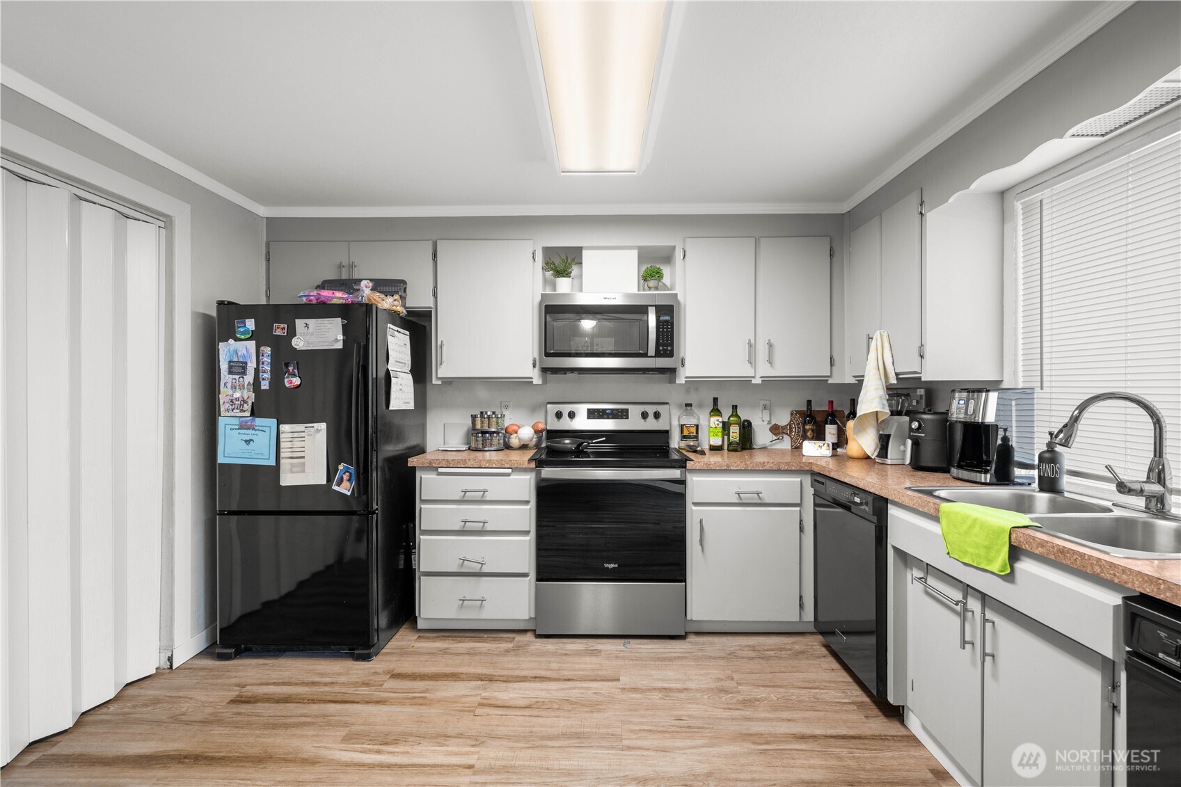2621 Mountain View Avenue West, Unit 9B Tacoma, WA 98466 - Photo 12 of 30 a kitchen with a stove and a refrigerator