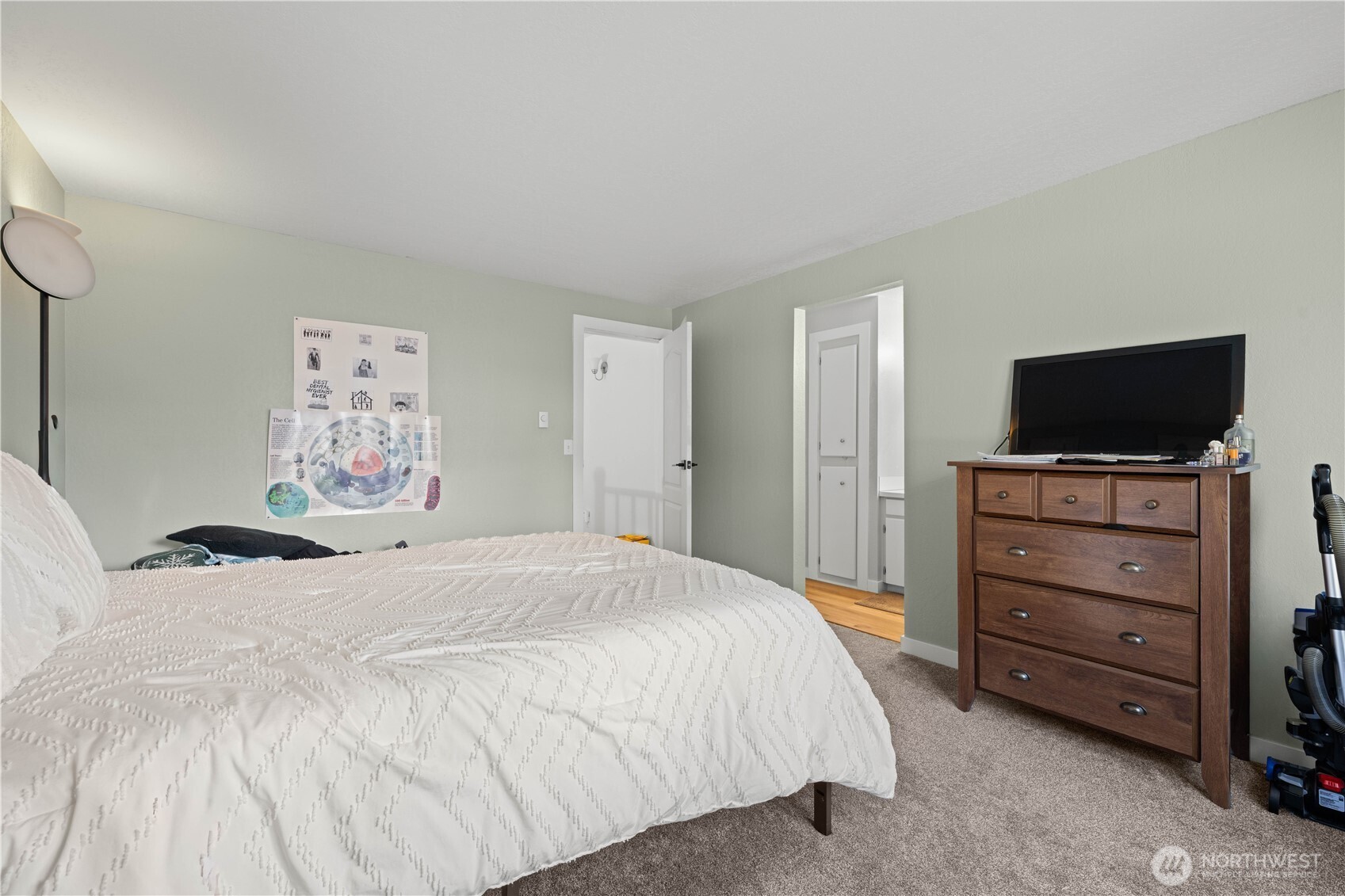 2621 Mountain View Avenue West, Unit 9B Tacoma, WA 98466 - Photo 16 of 30 a bedroom with a bed and a flat screen tv