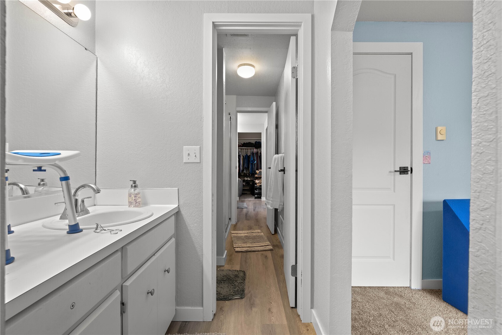2621 Mountain View Avenue West, Unit 9B Tacoma, WA 98466 - Photo 17 of 30 a en suite bathroom with a sink and mirror