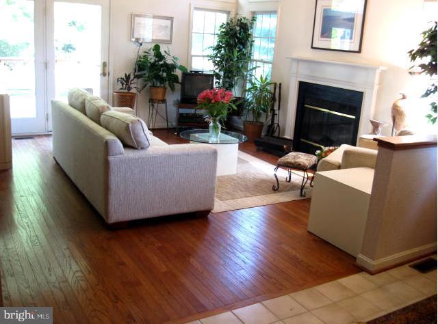 107 Spring Pl Way Annapolis, MD 21401 - Photo 2 of 29 Living Room