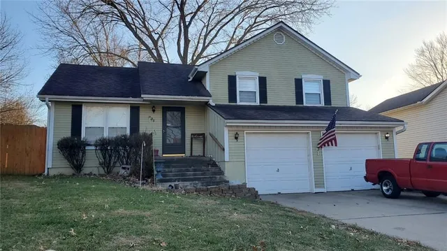 $270,000 | 321 Southeast Greystone Drive, Lee's Summit, MO 64063