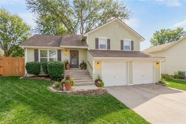 $270,000 | 321 Southeast Greystone Drive, Lee's Summit, MO 64063