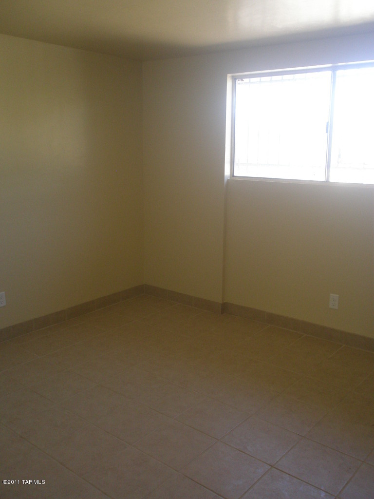 1835 West Dominy Road Tucson, AZ 85713 - Photo 5 of 10 an empty room with a window