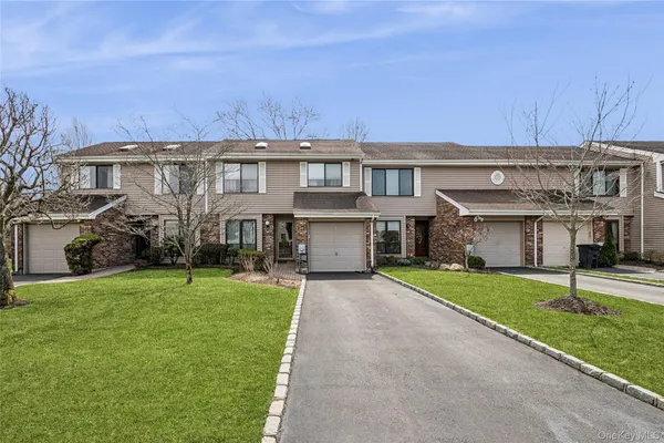 $699,999 | 157 Hidden Ponds Circle, Smithtown, NY 11787