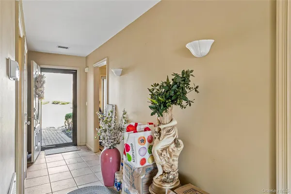 $699,999 | 157 Hidden Ponds Circle, Smithtown, NY 11787