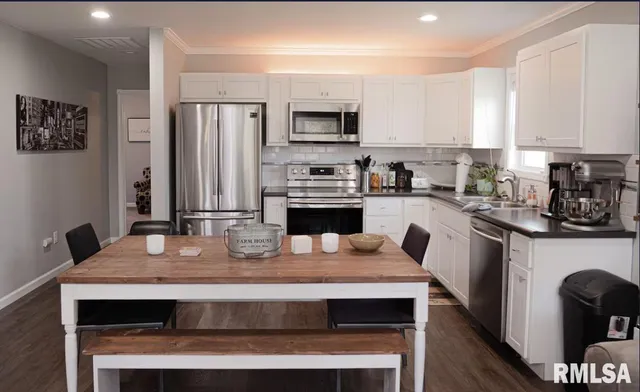 $225,000 | 490 Beech Hollow Road, Harrisburg, IL 62946