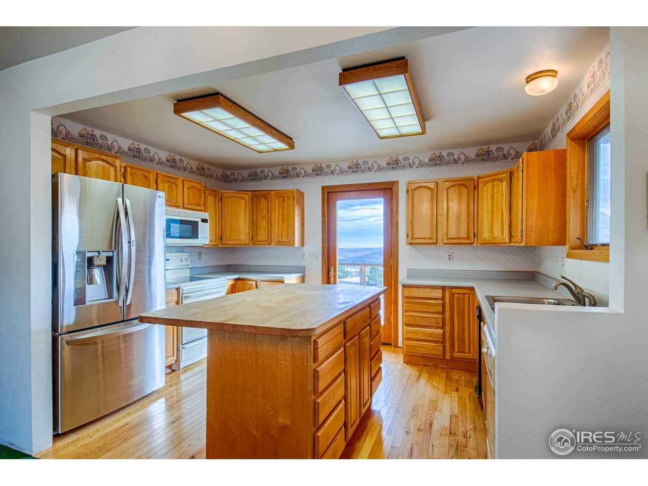 601 Eagle Ridge Road Longmont, CO 80503 - Photo 22 of 40 a kitchen with stainless steel appliances granite countertop a sink a stove and a refrigerator