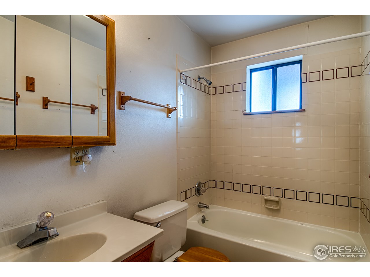 601 Eagle Ridge Road Longmont, CO 80503 - Photo 28 of 40 a bathroom with a bathtub and a shower