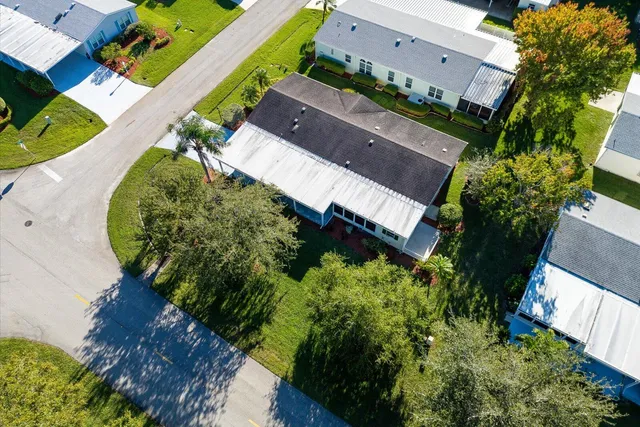 an aerial view of a tennis court