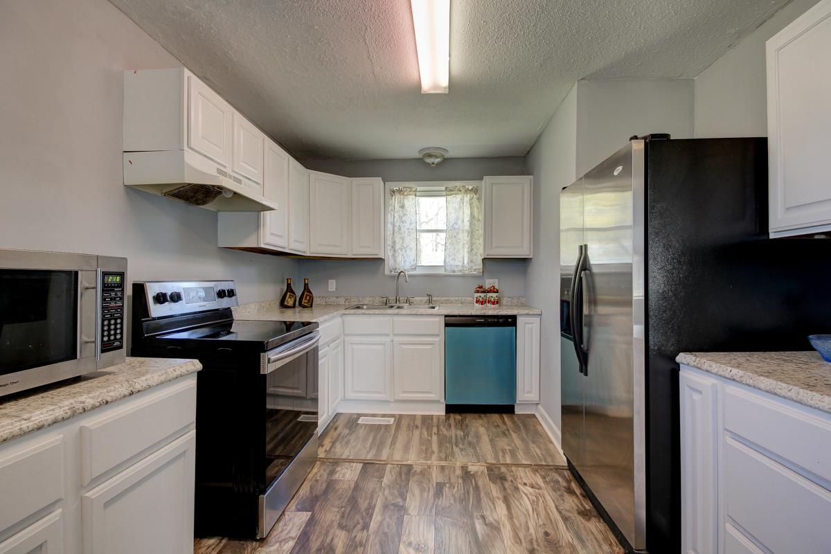 879 Lennox Road Clarksville, TN 37042 - Photo 16 of 30 nice sized eat in kitchen with update S/S appliances