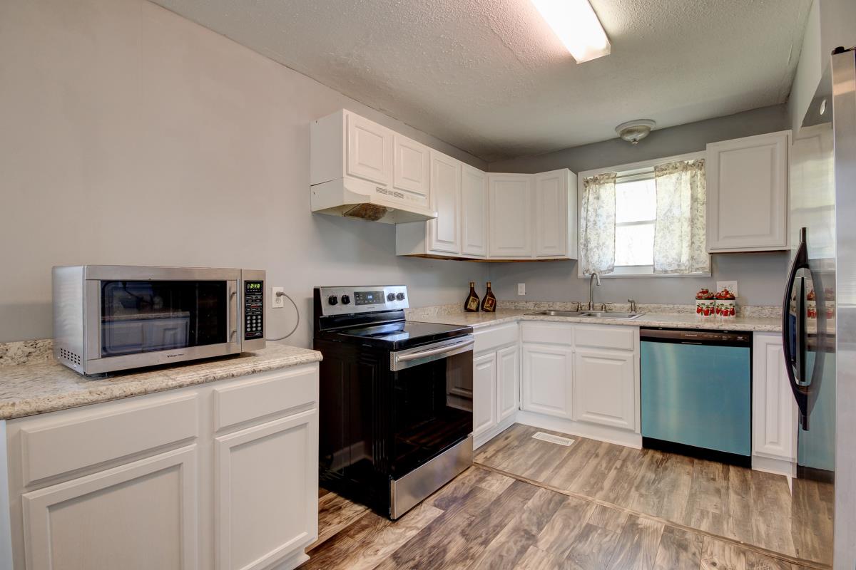 879 Lennox Road Clarksville, TN 37042 - Photo 17 of 30 Check out those amazing floors throughout the entire home!