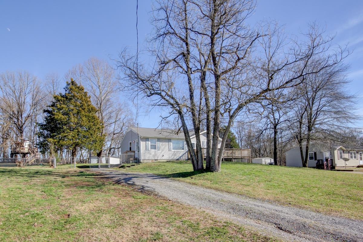 879 Lennox Road Clarksville, TN 37042 - Photo 3 of 30 Long drive way with lots of yard
