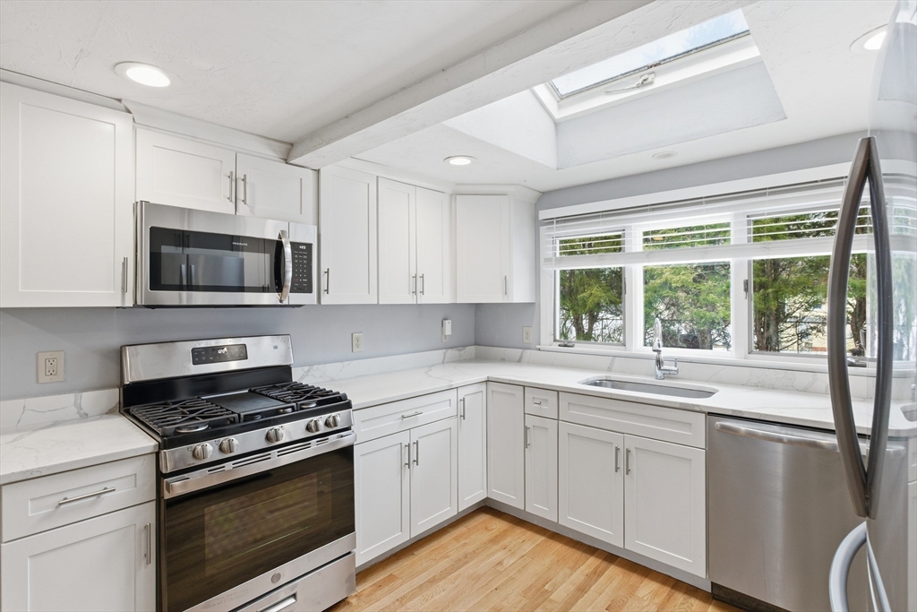 21 Gates Avenue Hudson, MA 01749 - Photo 4 of 42