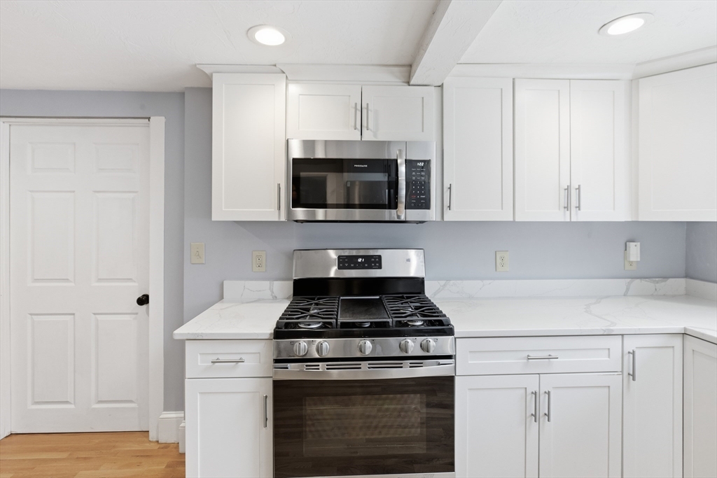 21 Gates Avenue Hudson, MA 01749 - Photo 5 of 42