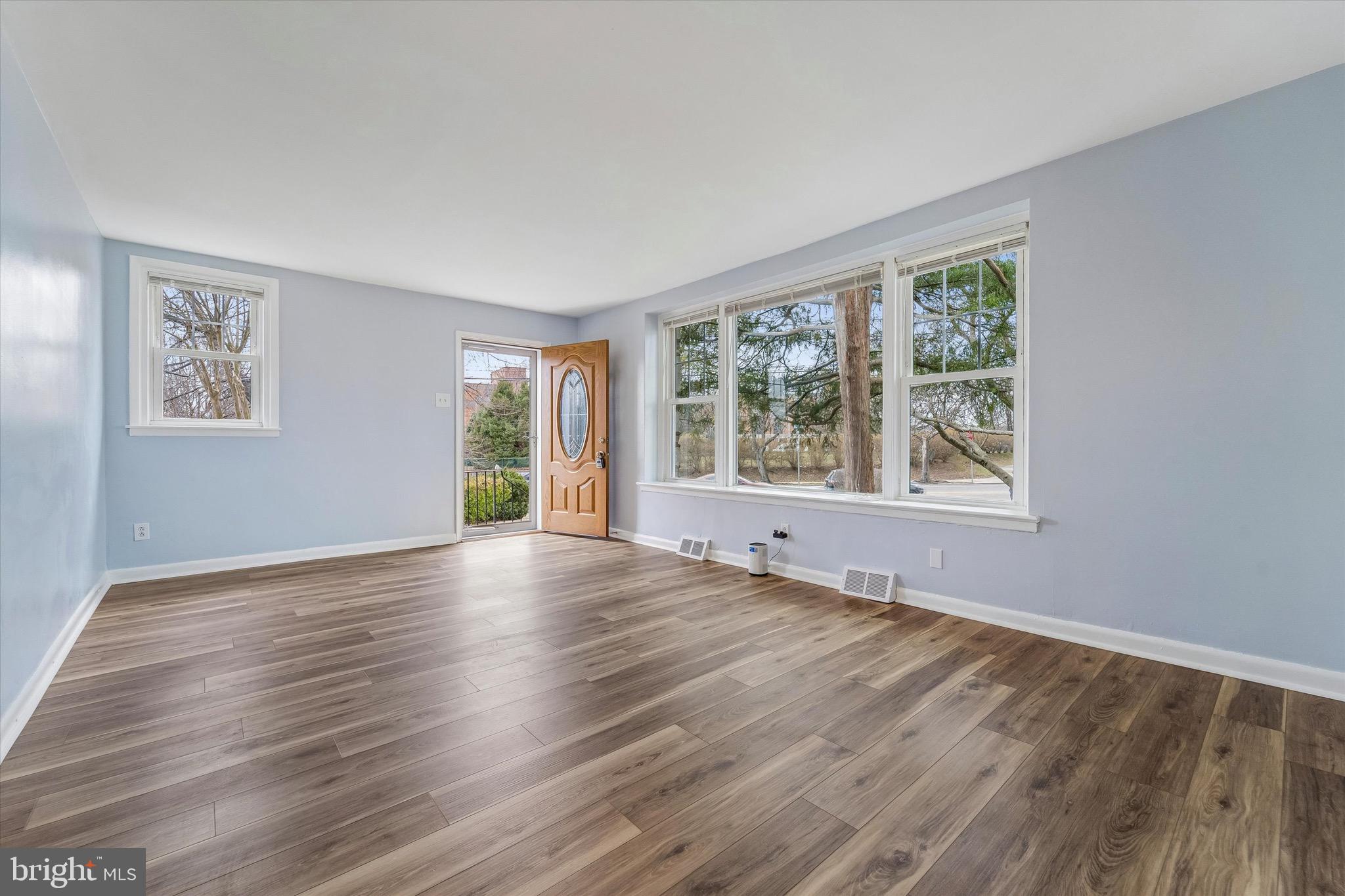 3001 Welsh Road Philadelphia, PA 19136 - Photo 4 of 17 LIVING ROOM