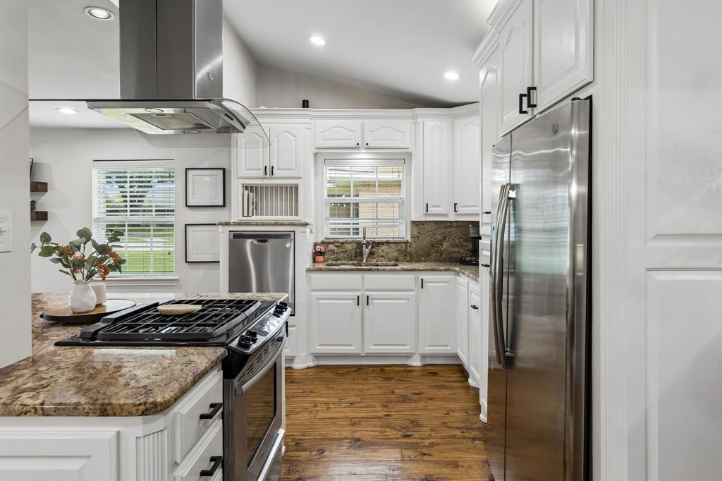 10677 Larchfield Lane Dallas, TX 75238 - Photo 9 of 32