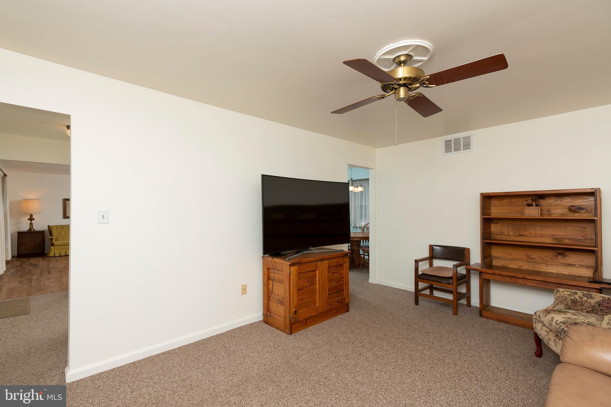 2539 North Farm Road Ellicott City, MD 21042 - Photo 16 of 31 Family room