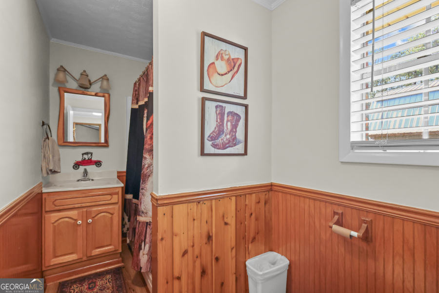 780 David Carter Road Baxley, GA 31513 - Photo 27 of 35 a view of a hallway with workspace