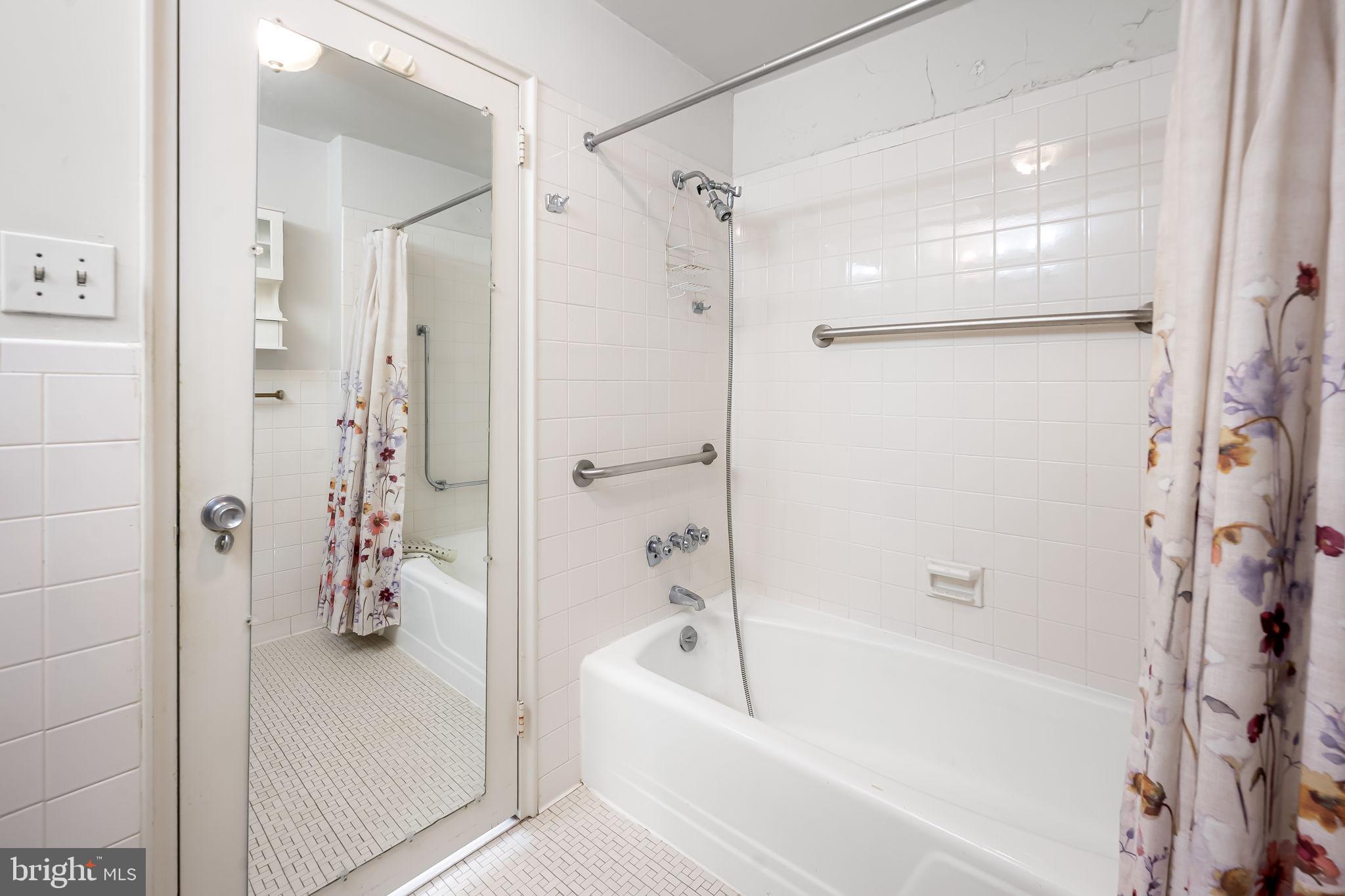 11 Slade Avenue, Unit 911 Pikesville, MD 21208 - Photo 26 of 35 Tub/shower combo