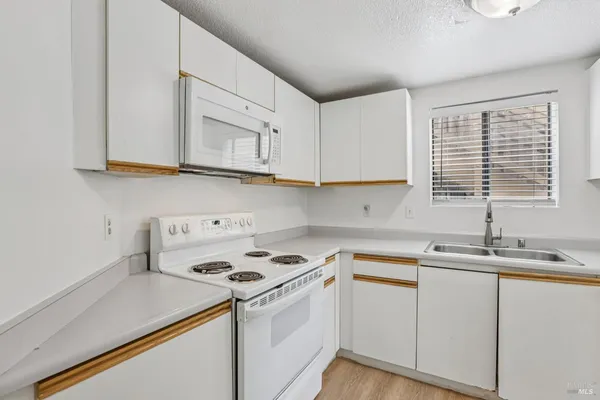 $395,000 | 425 Mission Boulevard, Santa Rosa, CA 95409