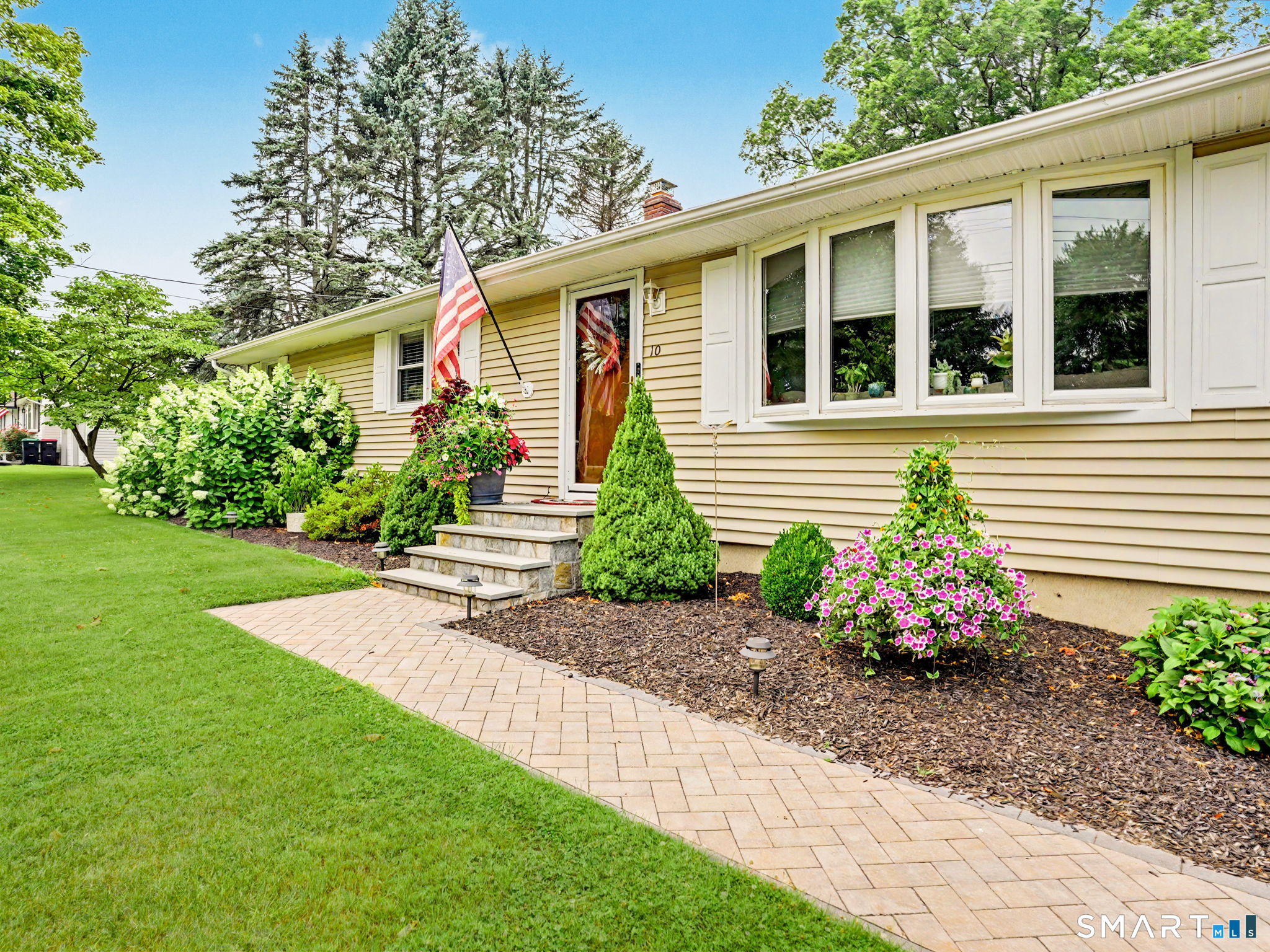 10 MacArthur Road Trumbull, CT 06611 - Photo 2 of 14 Gallery Image 2