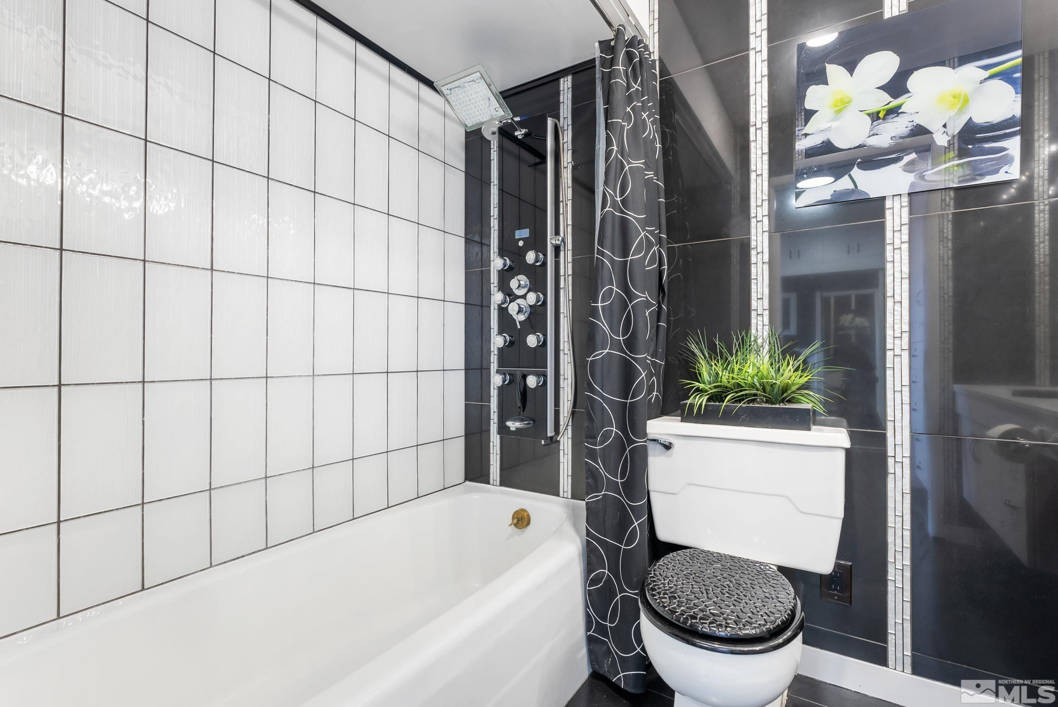 100 North Arlington Avenue, Unit 23N Reno, NV 89501 - Photo 10 of 17 a bathroom with a toilet a sink and bathtub