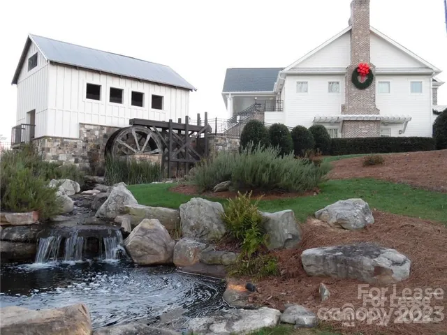 a view of a house with backyard