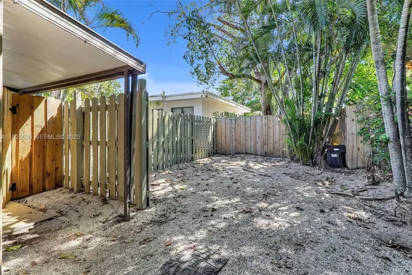 a view of a house with backyard and trees