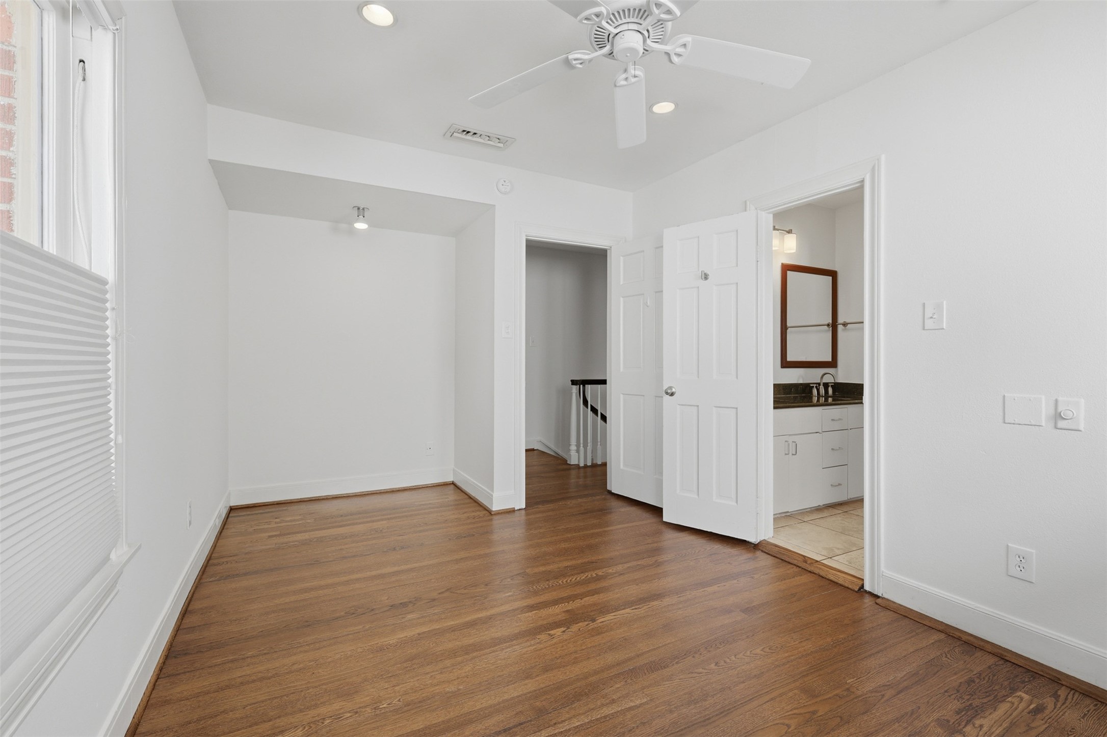 2132 Tangley Street Houston, TX 77005 - Photo 22 of 39 Secondary bedroom with access to bathroom