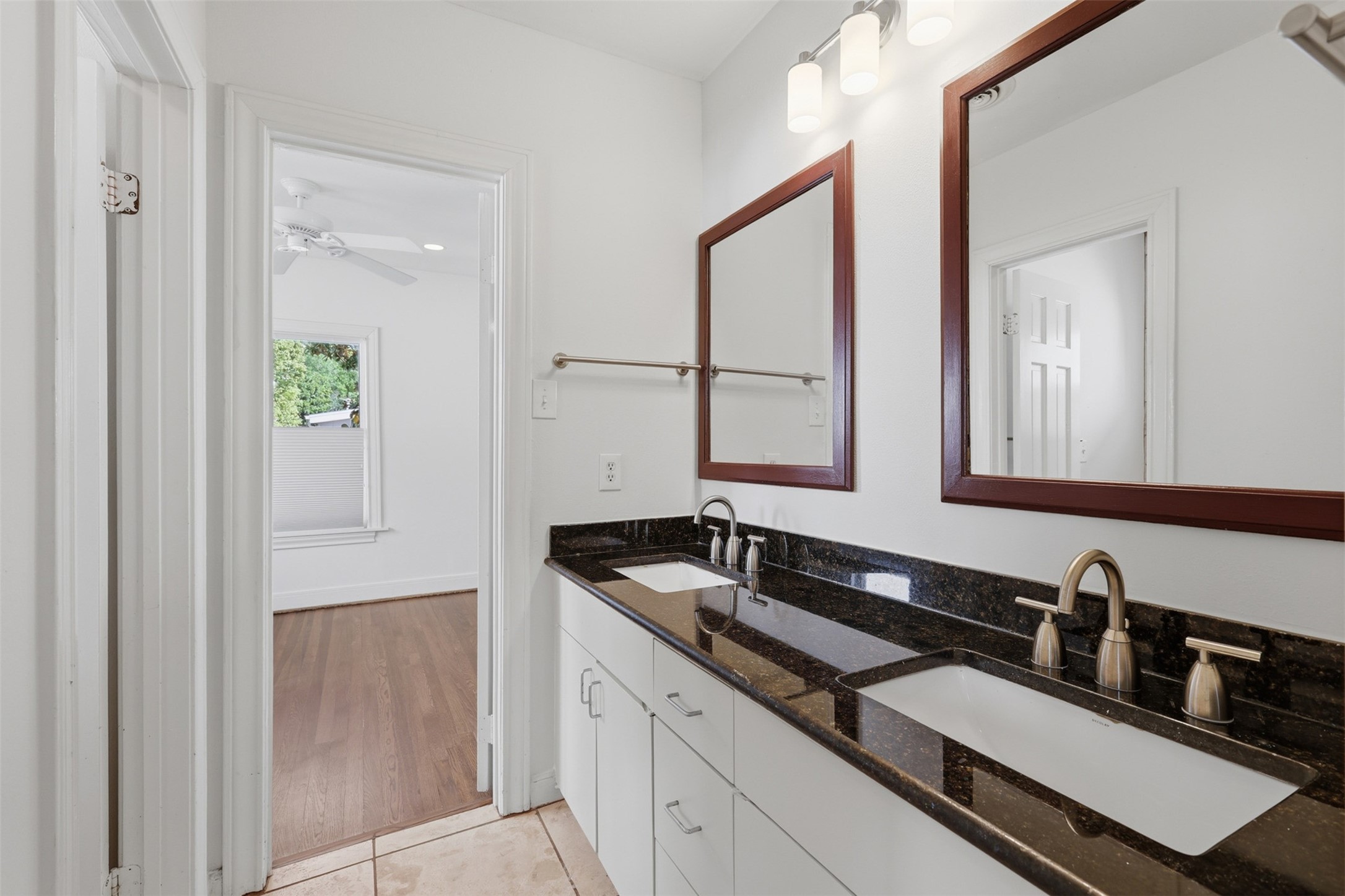 2132 Tangley Street Houston, TX 77005 - Photo 26 of 39 Secondary bath connected to both bedrooms