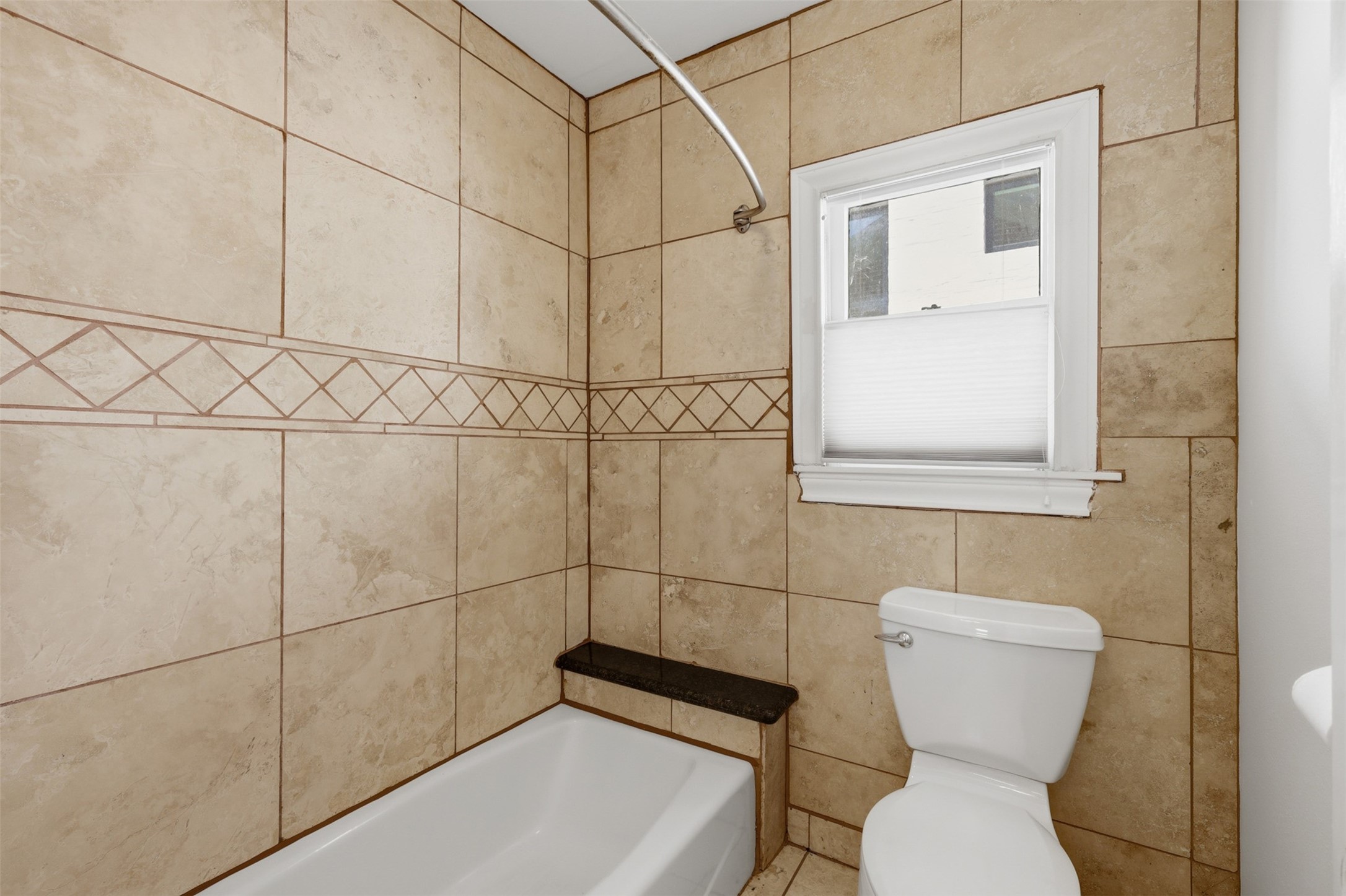 2132 Tangley Street Houston, TX 77005 - Photo 27 of 39 Secondary bath with tub/shower combo