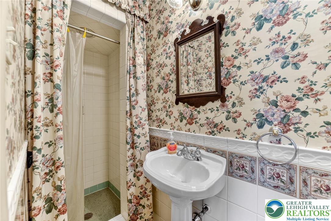 3535 Altonah Road Bethlehem, PA 18017 - Photo 39 of 49 a bathroom with a sink and a mirror