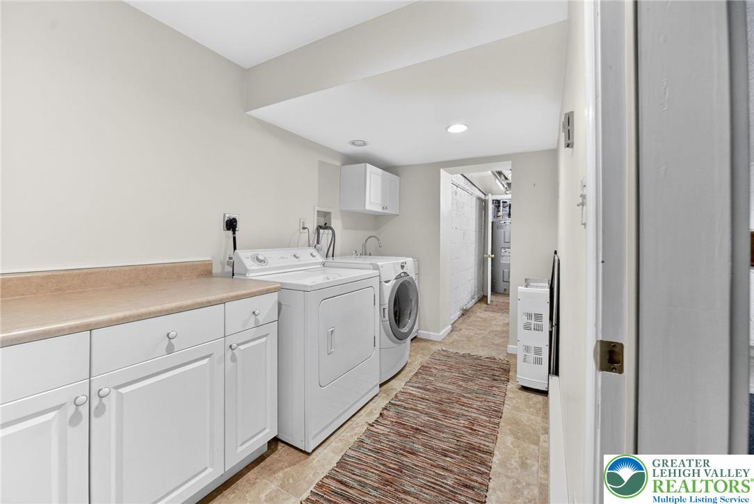 3535 Altonah Road Bethlehem, PA 18017 - Photo 47 of 49 a spacious bathroom with a sink and a mirror