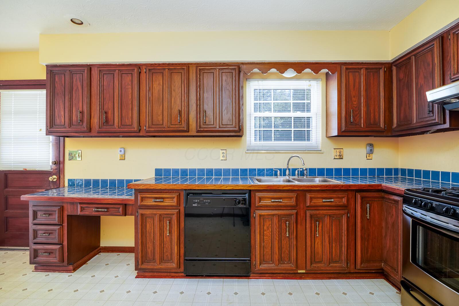 5881 Hughes Road Galena, OH 43021 - Photo 16 of 57 EAT-IN KITCHEN