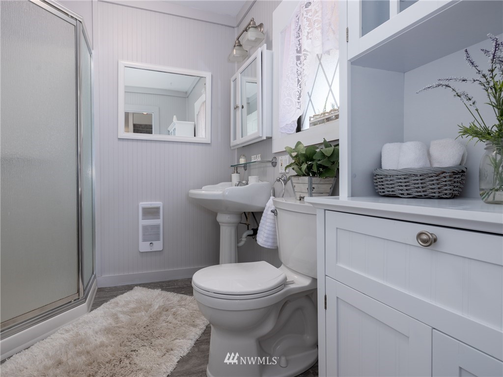 765 Eadon Road Toledo, WA 98591 - Photo 14 of 40 a bathroom with a toilet sink and mirror